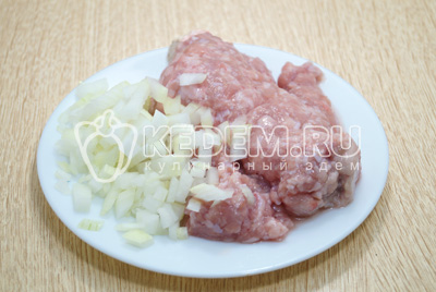 Приготовить 300 грамм куриного фарша, луковицу очистить и мелко нашинковать.