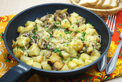 Маслята жареные с картофелем на сковороде готовы