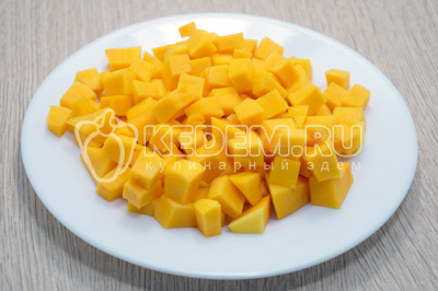 Нарезать тыкву мелкими кубиками.