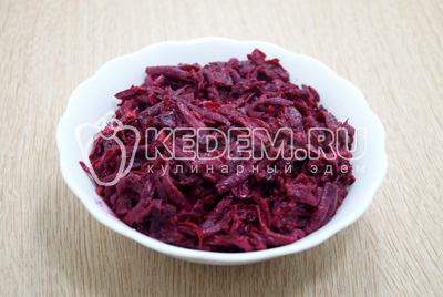 Посолить по вкусу, перемешать и выложить в салатницу.