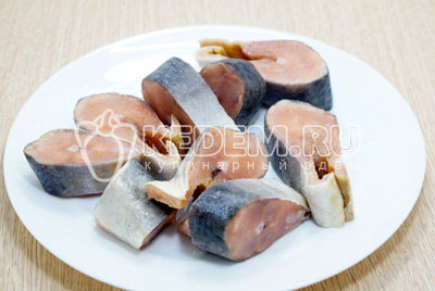 Нарезать горбушу порционными кусочками.