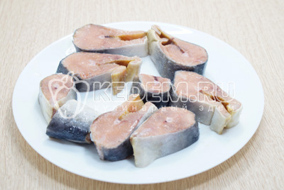 Посолить сверху кусочки рыбы.