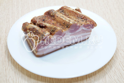 Копченую грудинку нарезать кусочками.