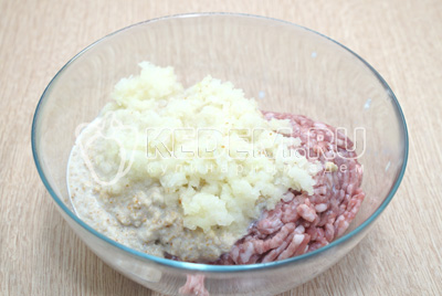 Перекрутить на мясорубке размягченный хлеб и луковицу.