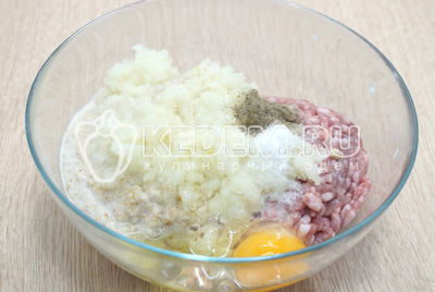 Добавить1 яйцо, 1/2 ст. ложки соли и черный молотый перец по вкусу.