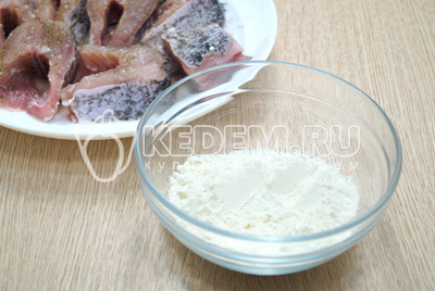 Кусочки щуки запанировать в муке со всех сторон.