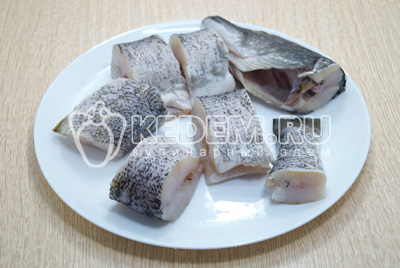Нарезать порционными кусочками, из головы удалить жабры.
