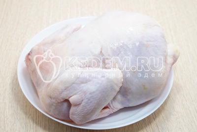 Курицу хорошо промыть и обсушить.