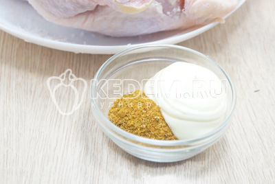 Смешать 2 столовых ложки майонеза и 1 столовую ложку специй для курицы.