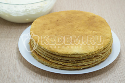 Испечь все коржи и полностью остудить.