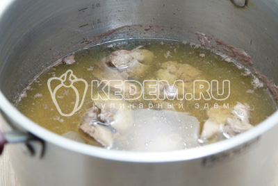 В кастрюлю сложить куриную печень, залить 1/2 литра воды и варить на среднем огне 30 минут.