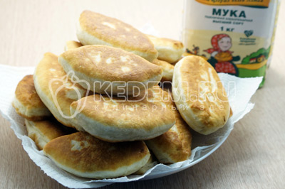 Готовое пирожки выложить на бумажные полотенца и удалить лишнее масло.