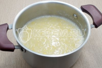 Залить горох 1-1,5 литра воды. 