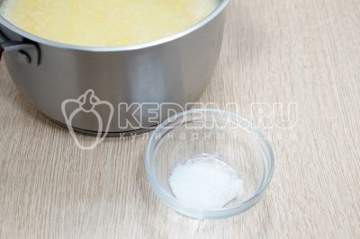 Варить после закипания на слабом огне до мягкости, 25-30 минут, добавить 1/2 ч. ложки соли.