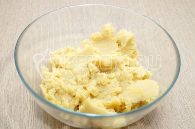 Теплый отварной горох переложить в миску.