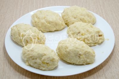 Сформировать котлеты из гороховой массы.