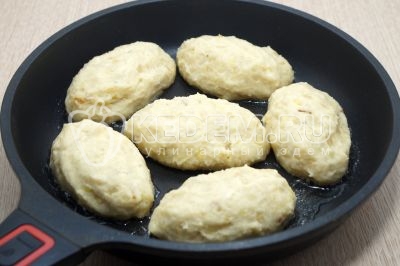 Обжарить на разогретой сковороде с 2 ст. ложками растительного масла, с двух сторон по 2-3 минуты.