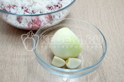 Луковицу и 2 зубчика чеснока очистить.