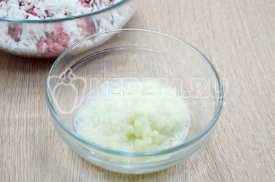 Измельчить через мясорубку или блендером.