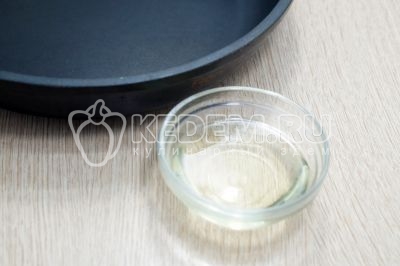 На сковороде разогреть 3-4 столовых ложки растительного масла.