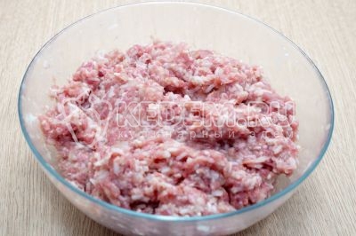 Фарш хорошо вымесить с рисом до однородности.