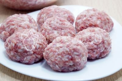 Сформировать из фарша с рисом мясные тефтели.