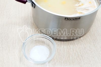 После закипания добавить 1/2 ч. ложки соли.