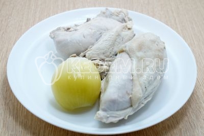 Отварное мясо вынуть и остудить, луковицу выкинуть.