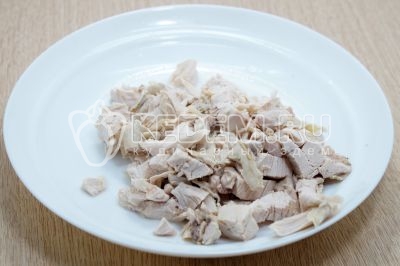 Мясо нарезать кубиками, удалить косточки и кожу.
