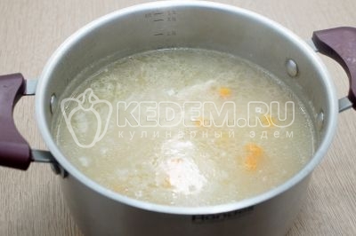 Добавить отварное мясо, перемешать. Снять с огня, накрыть крышкой и оставить на 10 минут.