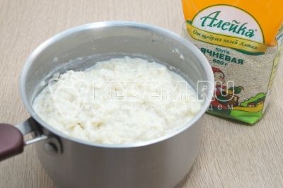 Огонь выключить и накрыть крышкой, оставить на 15 минут. Перемешать.