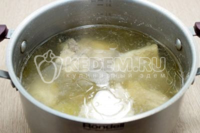 Готовый бульон процедить, луковицу выкинуть.
