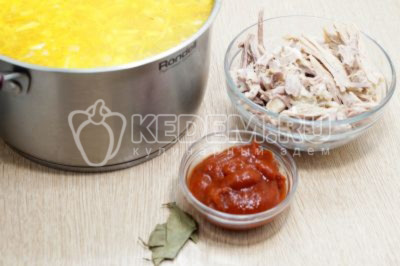 Добавить мясо с костей, 2 столовых ложки томатный пасты и 1-2 лавровых листа. Посолить по вкусу.