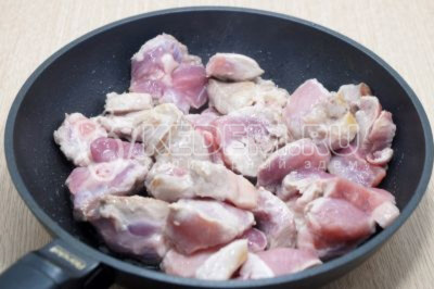 На сковороде разогреть 3 столовых ложки растительного масла и обжарить мясо.