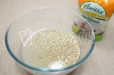 Залить теплой водой и оставить на 1 час.