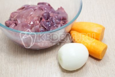 500 г куриной печени промыть, луковицу и 2 морковки очистить.