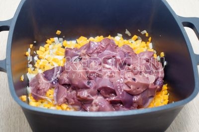 Добавить нарезанную куриную печень.
