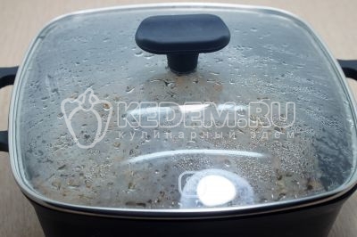 Добавить 300 мл воды и тушить под крышкой 20 минут на среднем огне.