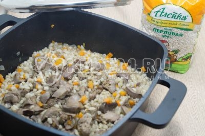 Куриная печень тушеная с перловой крупой готова.