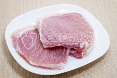 Хорошо отбить мясо с двух сторон.