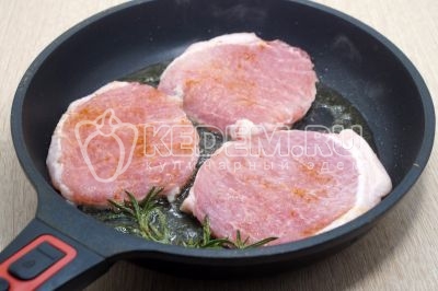 Выложить мясо и обжаривать по 5-6 минут на среднем огне.