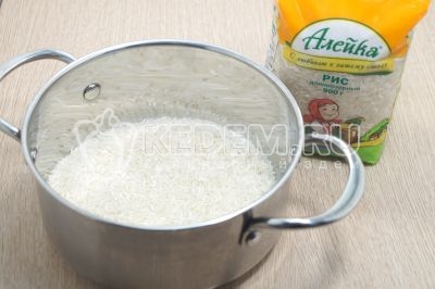 200 г риса ТМ «Алейка» высыпать в сотейник.