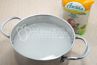 Промыть рис и залить 400 мл воды, добавить 1/2 чайной ложки соли.
