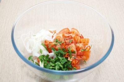 Добавить колечками нарезанный острый перец (по вкусу) и мелко нашинкованную зелень.