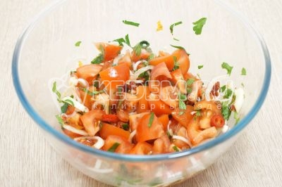 Заправить салат, посолить по вкусу и перемешать.