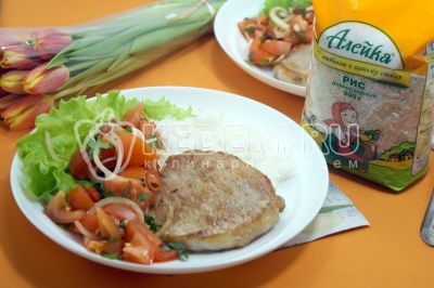Отбивные с рисом и салатом из помидоров готовы