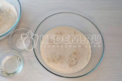 Перемешать ложкой и оставить на 10-15 минут. 