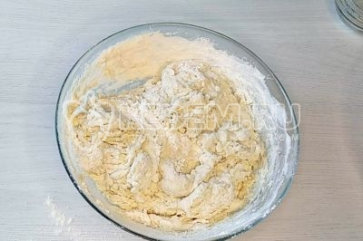 500 грамм муки просеять через сито в миску, чтобы мука напиталась воздухом. Добавить частями муку к дрожжам, замешивая тесто ложкой.