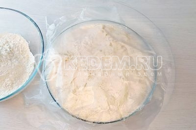 Накрыть миску с тестом пищевой пленкой и оставить на 30 минут в теплом месте.