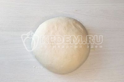 Готовое тесто должно быть эластичное, ровное и возвращаться в форму при нажатии. 